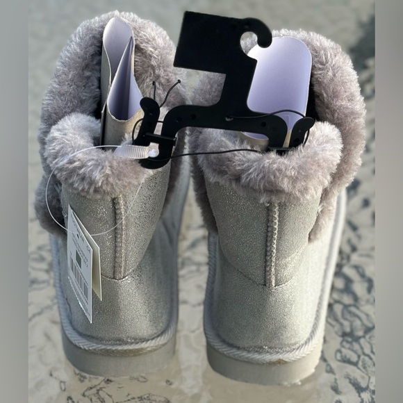 Cute Sliver Boots Size 2 - Picture 3 of 6